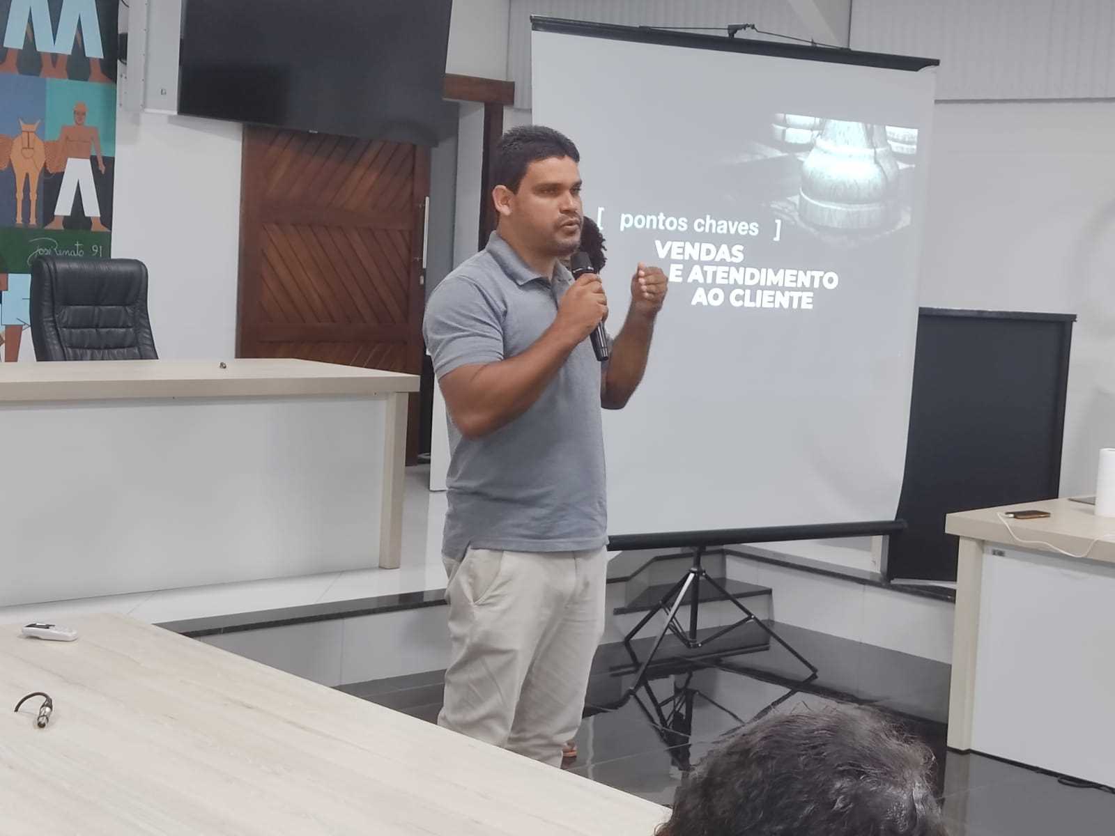 Camacã: Prefeitura de Camacã, SEBRAE e CDL promovem palestra sobre atendimento a clientes em vários temas